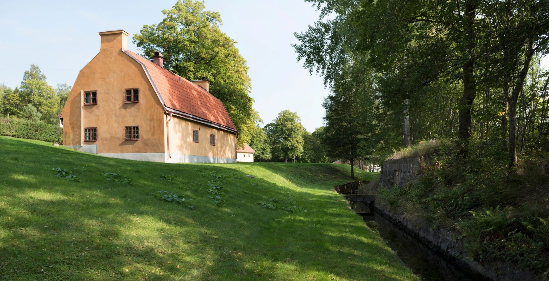 Huset Kölnan, ett gult tvåvåningshus med rött tegeltak. 