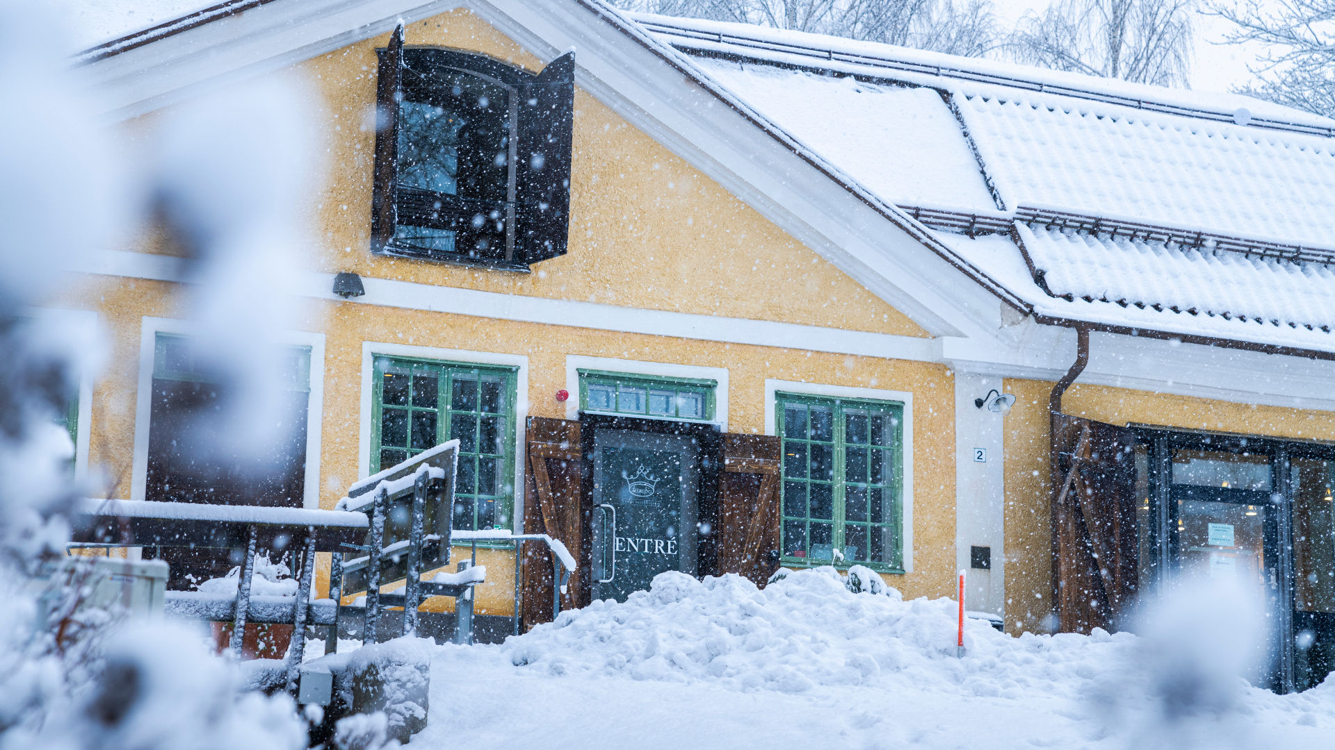 Tumba bruksmuseums gula hus i snö.