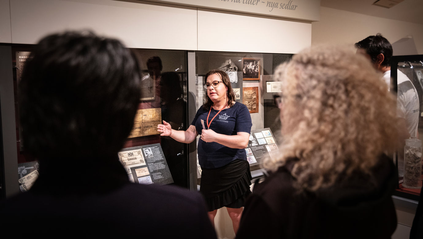 A guide guides a group of people in the museum.