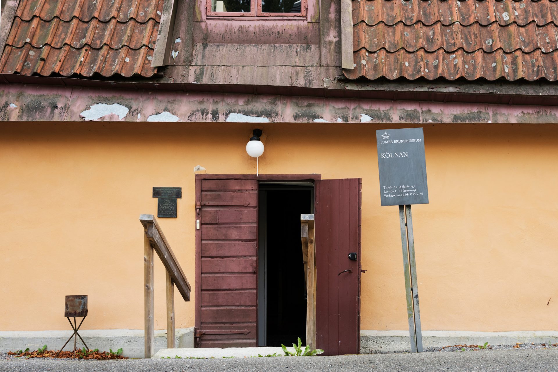 The entrance to Kölnan. The door is open.