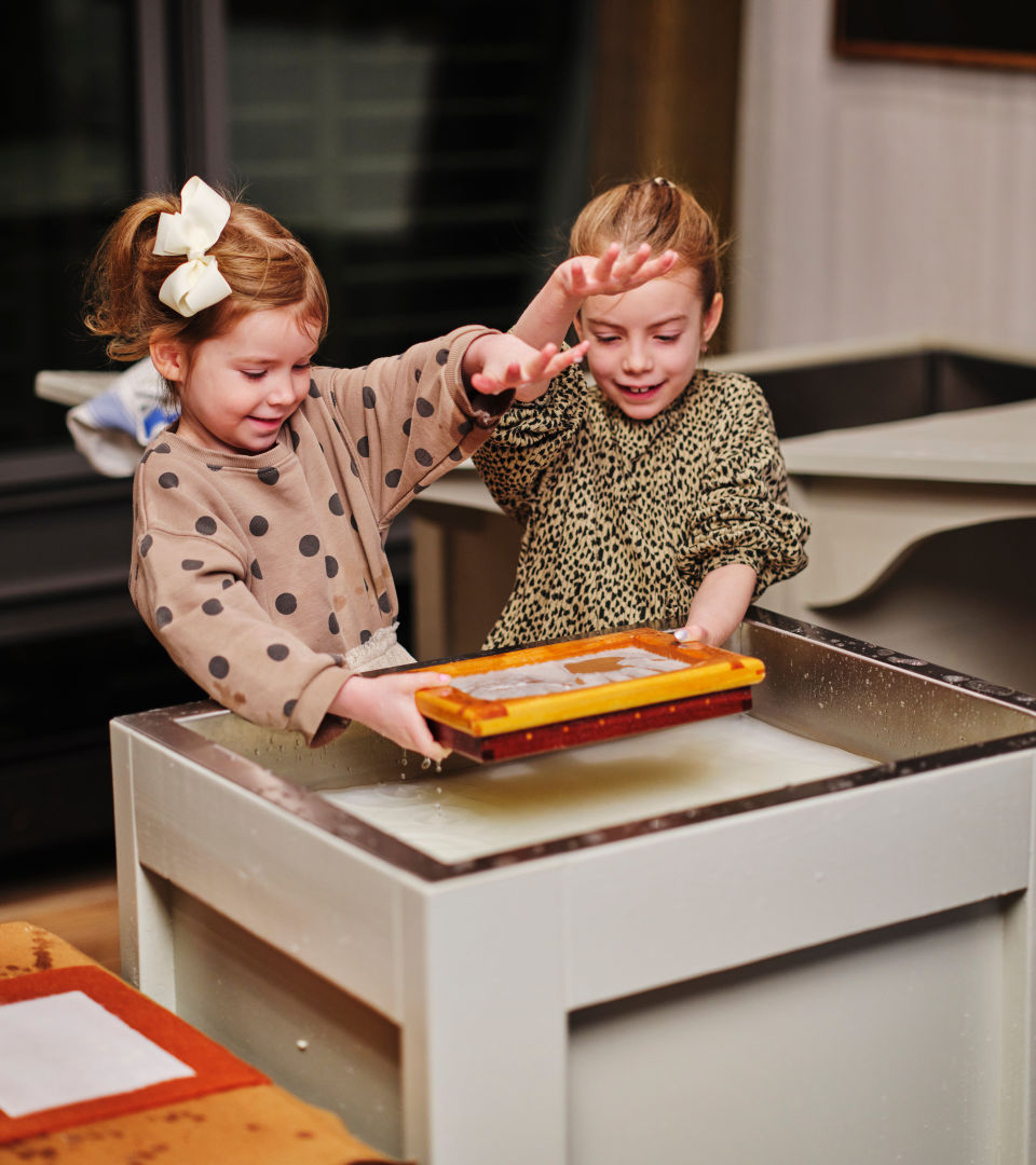 Children making papper