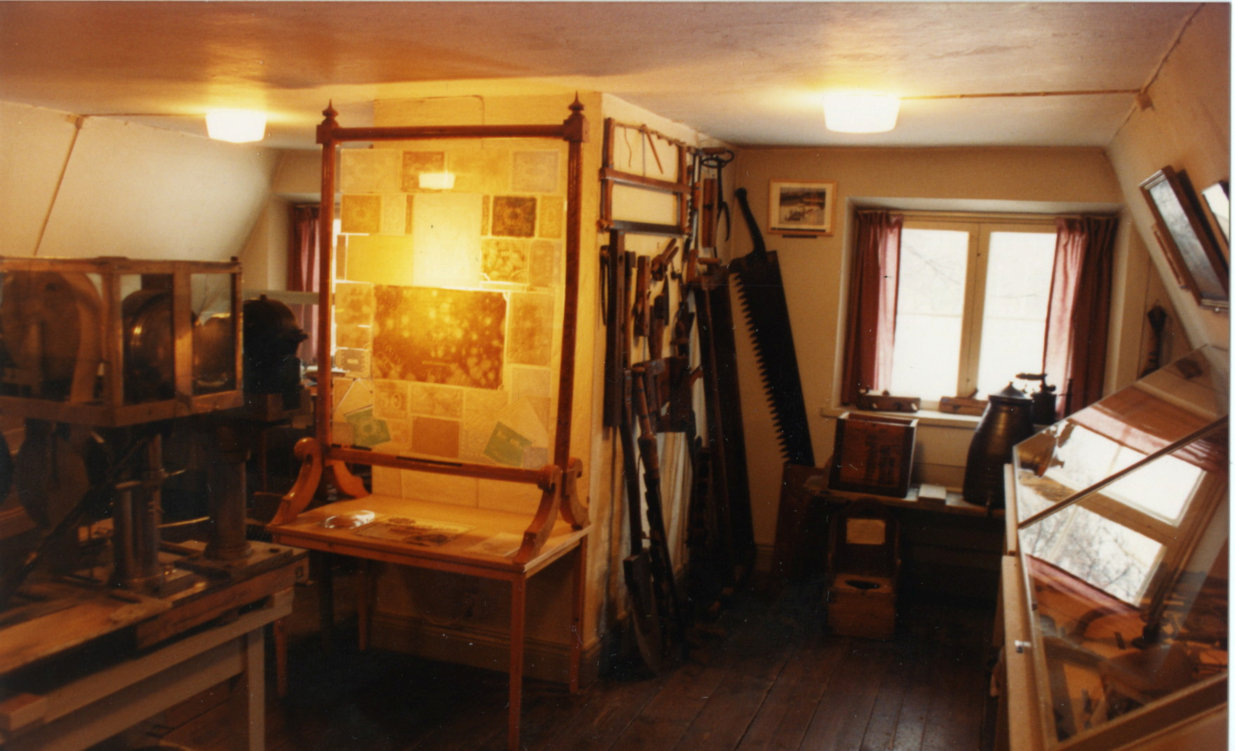 Ett rum med en mängd föremål stående runt väggarna samt i montrar.