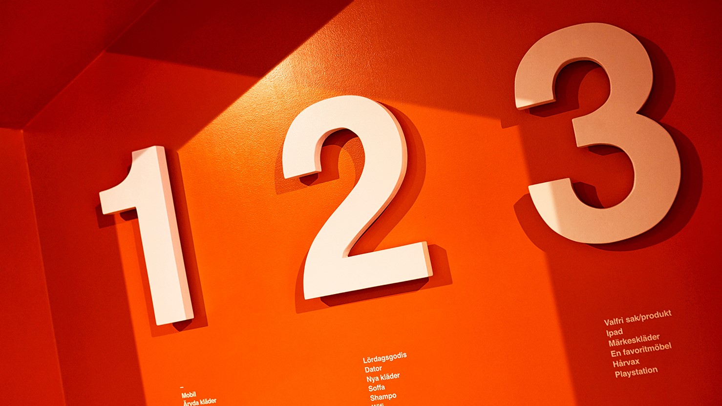 En orange vägg med stora siffror på 