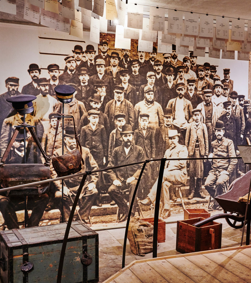 Svartvitt foto på arbetarna på tumba pappersbruk