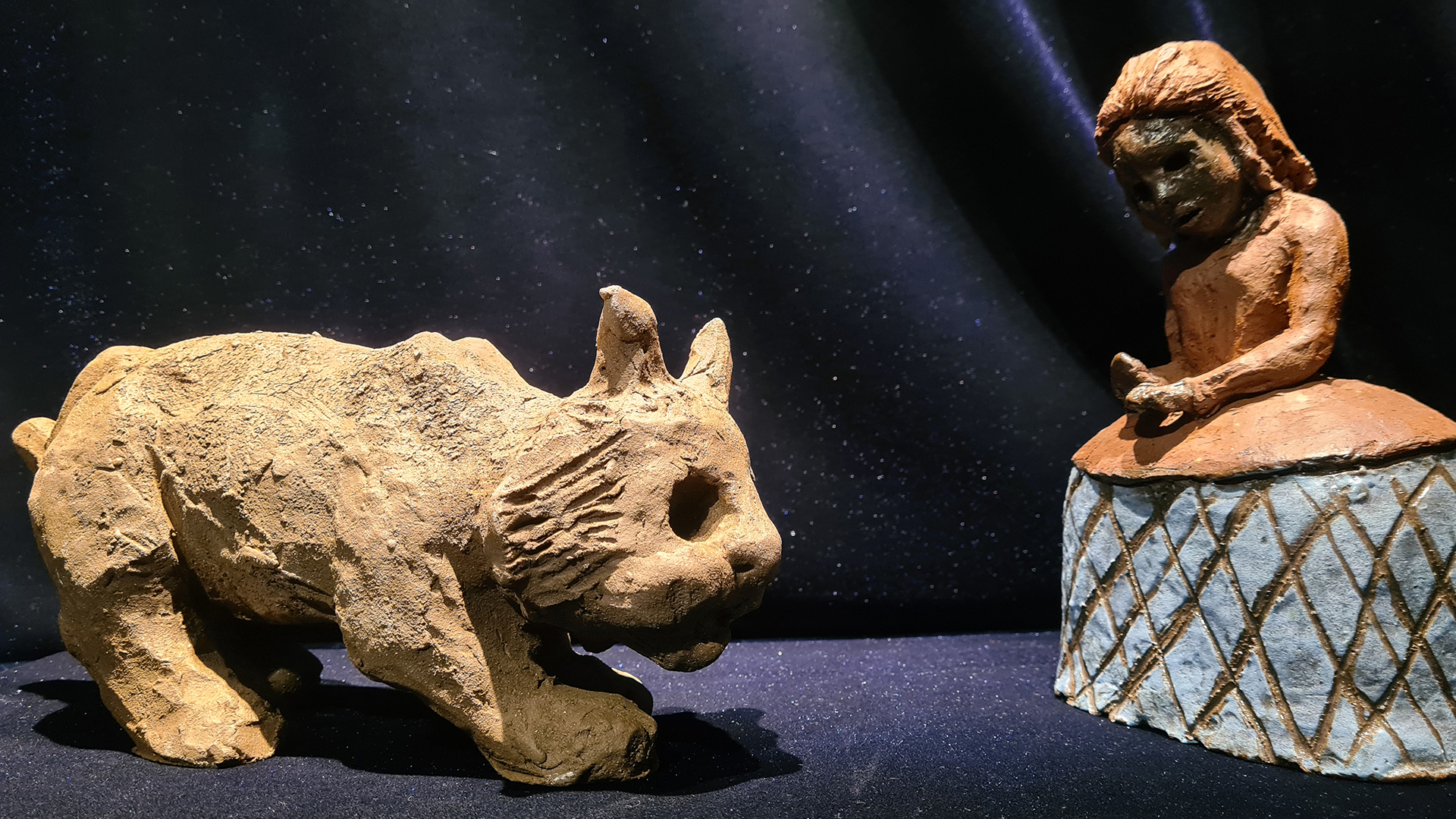 Keramikskapelser: ett djur och en kvinna med bred kjol