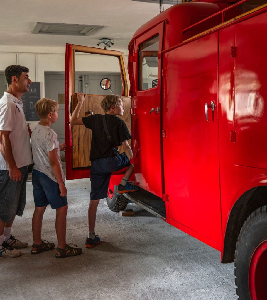 Barn kliver in i en gammal brandbil