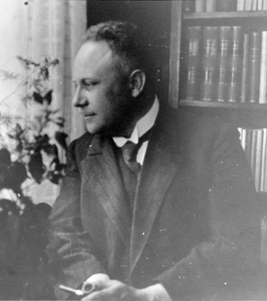 Johannes Vestergren framför en bokhylla