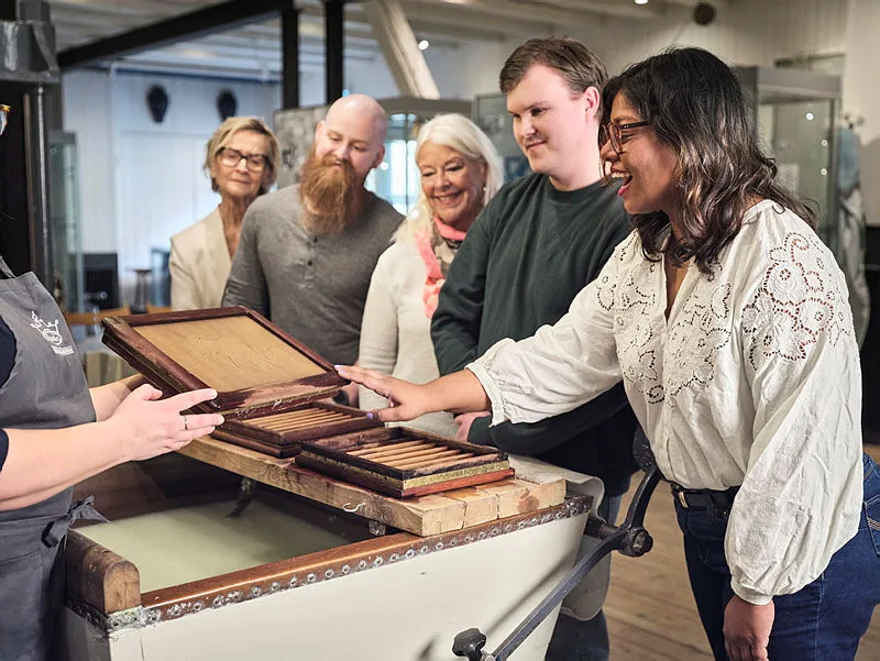 Personer som känner på pappersform