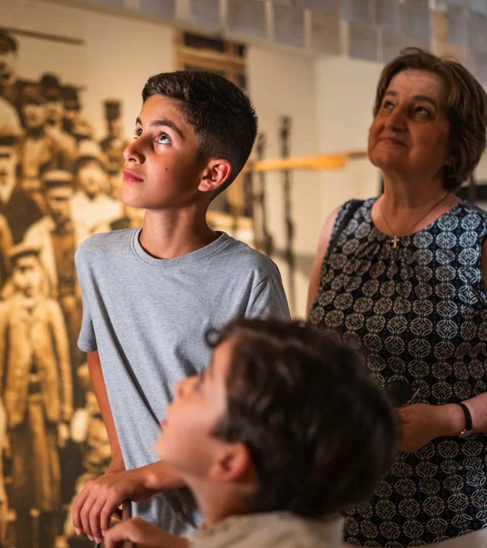 barn och vuxen i en utställning